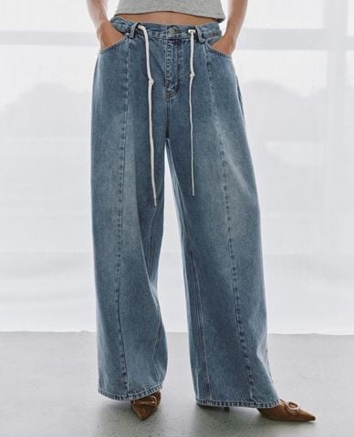  URBAN REVIVO - Quần jeans nữ ống rộng wash bạc phối dây rút 