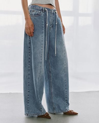  URBAN REVIVO - Quần jeans nữ ống rộng wash bạc phối dây rút 