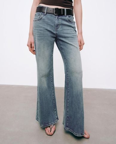  URBAN REVIVO - Quần jeans nữ ống loe kèm thắt lưng 