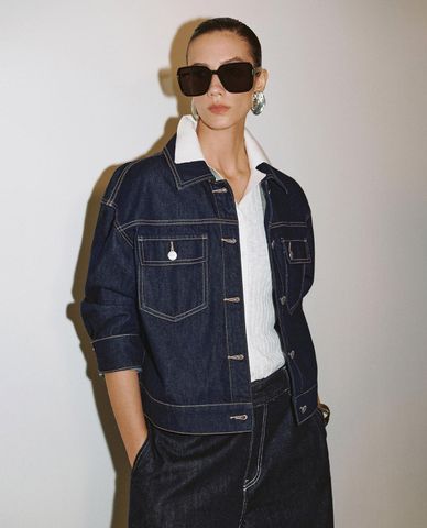  URBAN REVIVO - Áo khoác croptop nữ denim phối túi 