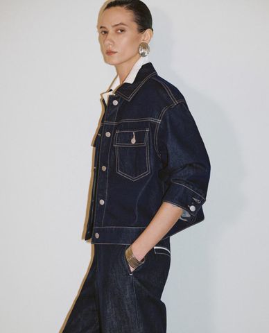  URBAN REVIVO - Áo khoác croptop nữ denim phối túi 