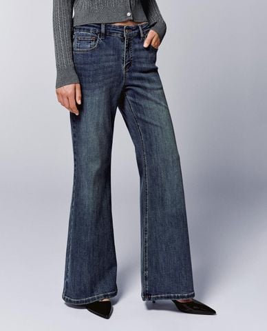  URBAN REVIVO - Quần jeans nữ ống loe wash bạc 
