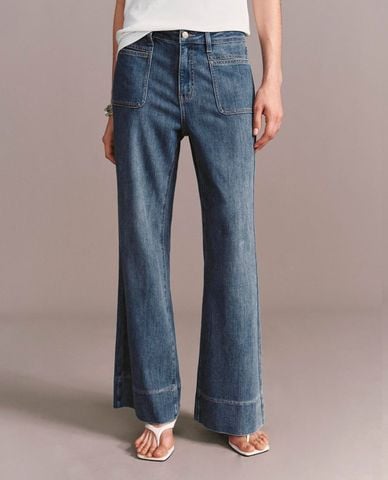  URBAN REVIVO - Quần jeans nữ ống loe wash bạc 