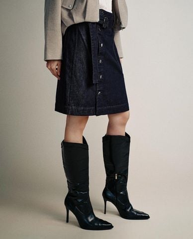  URBAN REVIVO - Chân váy denim midi nút phối thắt lưng 