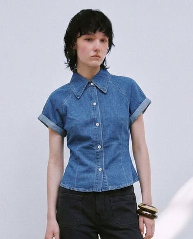  URBAN REVIVO - Áo sơ mi denim nữ tay ngắn phom ôm 