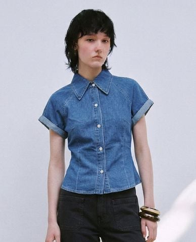 URBAN REVIVO - Áo sơ mi denim nữ tay ngắn phom ôm 