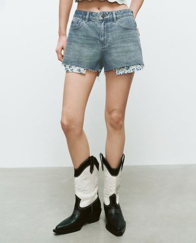  URBAN REVIVO - Quần short jeans nữ phối họa tiết hoa 