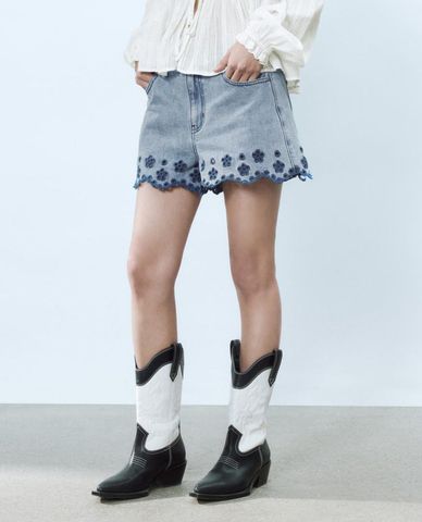  URBAN REVIVO - Quần short jeans nữ ống rộng viền hoa 
