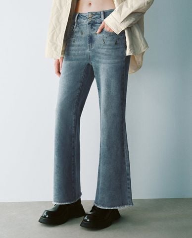  URBAN REVIVO - Quần jeans nữ ống loe đính đinh tán 