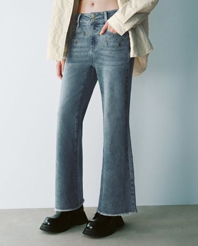  URBAN REVIVO - Quần jeans nữ ống loe đính đinh tán 
