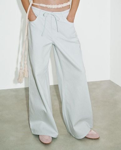  URBAN REVIVO - Quần jeans nữ ống rộng phối nơ 