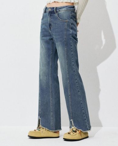  URBAN REVIVO - Quần jeans nữ ống loe wash bạc xẻ tà 