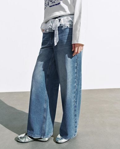  URBAN REVIVO - Quần jeans nữ ống rộng phối bèo ren 