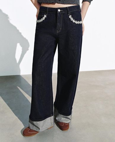  URBAN REVIVO - Quần jeans nữ ống rộng gập gấu đính đá 