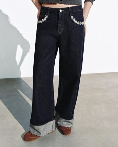 URBAN REVIVO - Quần jeans nữ ống rộng gập gấu đính đá 