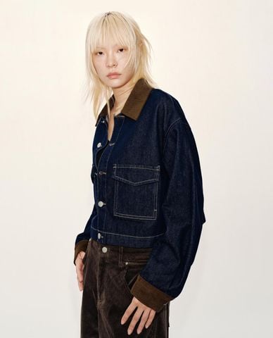  URBAN REVIVO - Áo khoác denim nữ cổ bẻ tay dài phối nút 