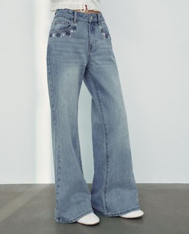  URBAN REVIVO - Quần jeans nữ ống loe thêu hoa 