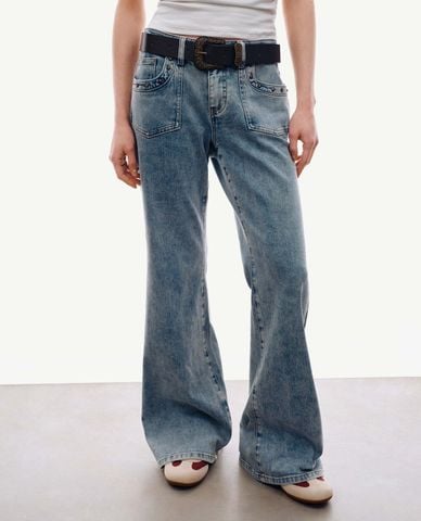  URBAN REVIVO - Quần jeans nữ ống loe wash bạc kèm thắt lưng 