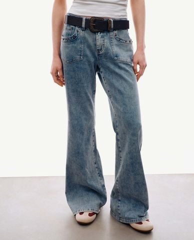  URBAN REVIVO - Quần jeans nữ ống loe wash bạc kèm thắt lưng 