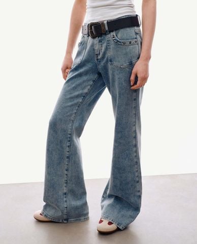  URBAN REVIVO - Quần jeans nữ ống loe wash bạc kèm thắt lưng 