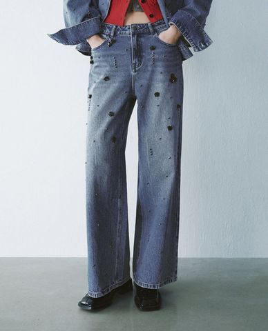  URBAN REVIVO - Quần jeans nữ ống rộng đính đá thời thượng 