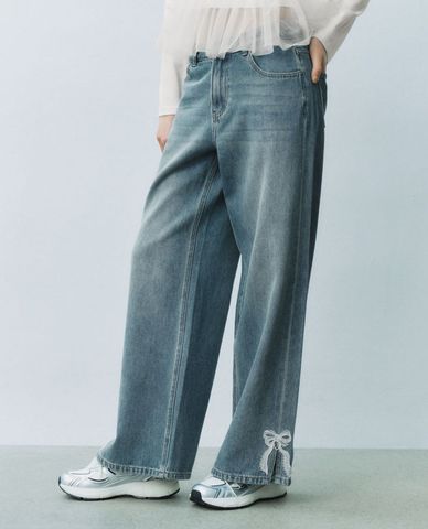  URBAN REVIVO - Quần jeans nữ ống rộng đính nơ 