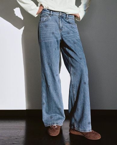  URBAN REVIVO - Quần jeans nữ ống rộng thêu hoa 