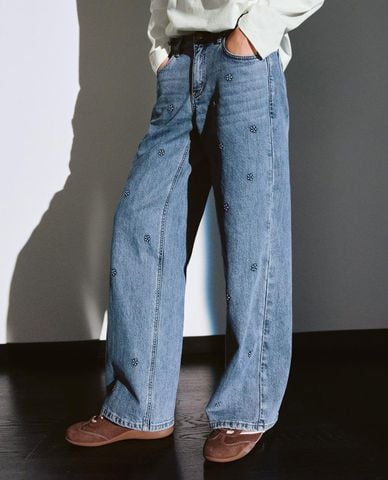  URBAN REVIVO - Quần jeans nữ ống rộng thêu hoa 