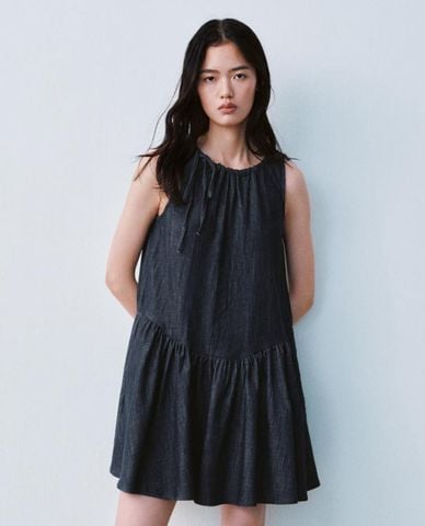  URBAN REVIVO - Đầm denim mini sát nách phom xòe 