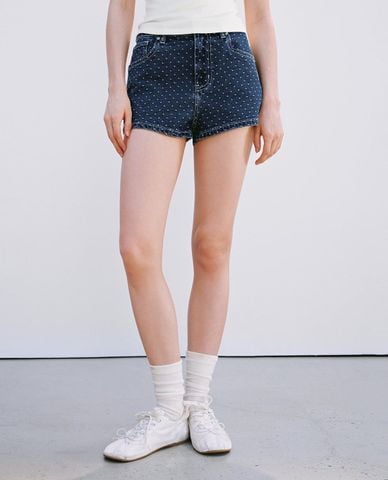  URBAN REVIVO - Quần short jeans nữ họa tiết vải xước 
