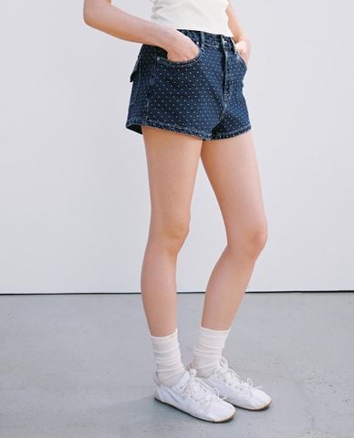  URBAN REVIVO - Quần short jeans nữ họa tiết vải xước 