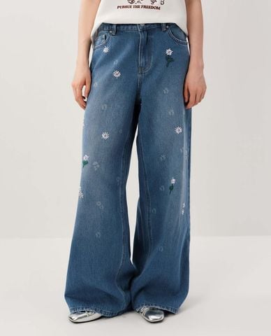  URBAN REVIVO - Quần jeans nữ ống rộng thêu hoa 