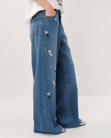  URBAN REVIVO - Quần jeans nữ ống rộng thêu hoa 