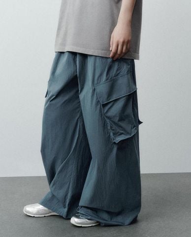  URBAN REVIVO - Quần nữ ống rộng lưng thun phối túi hộp 