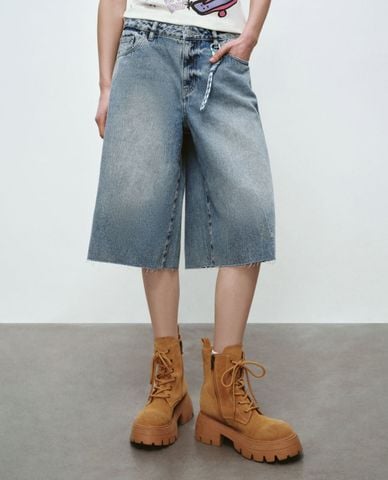  URBAN REVIVO - Quần short jeans nữ ngang gối kèm móc dây 