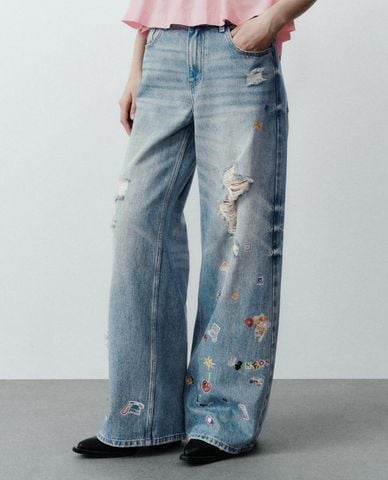  URBAN REVIVO - Quần jeans nữ ống rộng phối họa tiết 