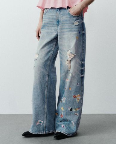  URBAN REVIVO - Quần jeans nữ ống rộng phối họa tiết 