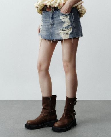  URBAN REVIVO - Chân váy denim mini rách gấu Vogue 