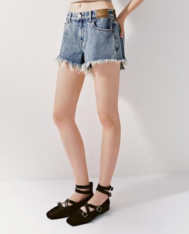  URBAN REVIVO - Quần short jeans nữ gấu tua rua 