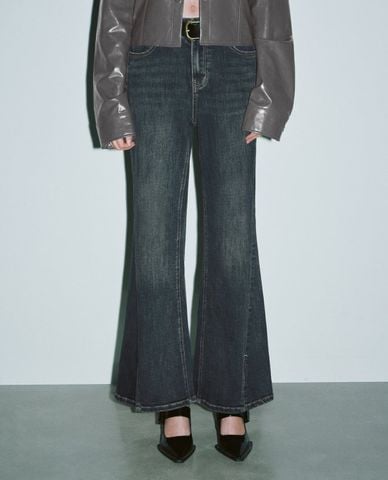  URBAN REVIVO - Quần jeans nữ ống loe wash bạc phối thắt lưng 