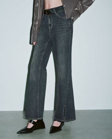  URBAN REVIVO - Quần jeans nữ ống loe wash bạc phối thắt lưng 