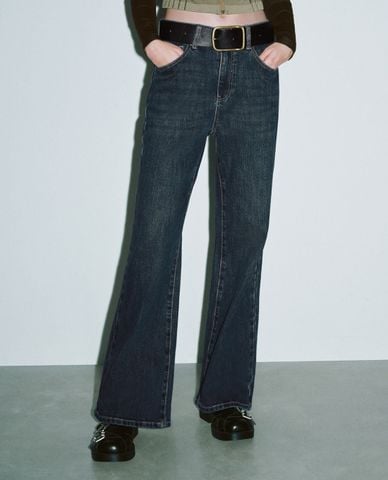  URBAN REVIVO - Quần jeans nữ ống loe phối thắt lưng 