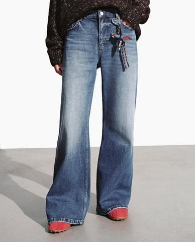  URBAN REVIVO - Quần jeans nữ ống rộng wash bạc phối charm 