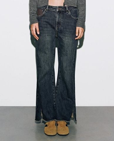  URBAN REVIVO - Quần jeans nữ ống loe wash bạc xẻ tà 