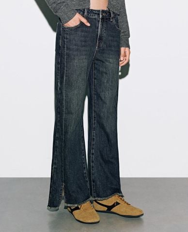  URBAN REVIVO - Quần jeans nữ ống loe wash bạc xẻ tà 