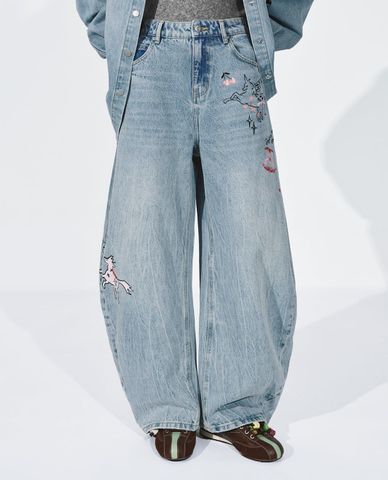  URBAN REVIVO - Quần jeans nữ ống rộng in họa tiết 