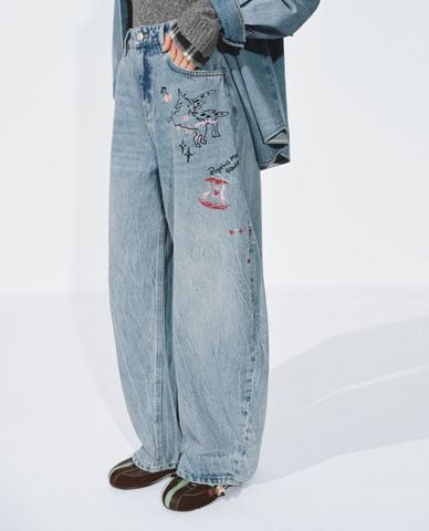  URBAN REVIVO - Quần jeans nữ ống rộng in họa tiết 