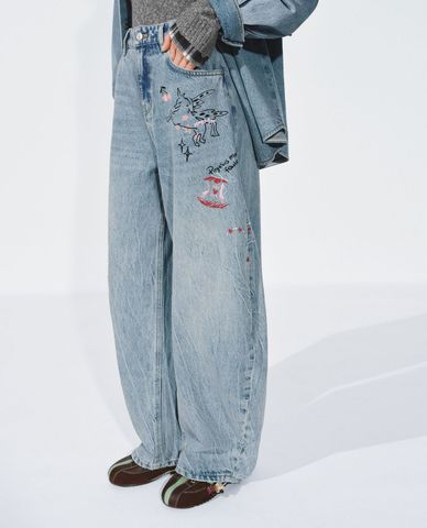  URBAN REVIVO - Quần jeans nữ ống rộng in họa tiết 