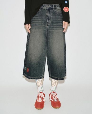  URBAN REVIVO - Quần short jeans nữ dáng phối họa tiết 