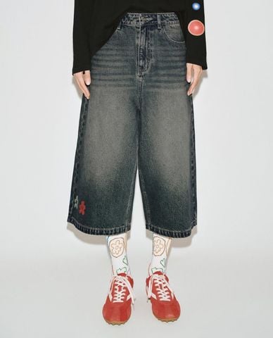  URBAN REVIVO - Quần short jeans nữ dáng phối họa tiết 